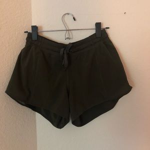 LULU LEMON hotty hot short!